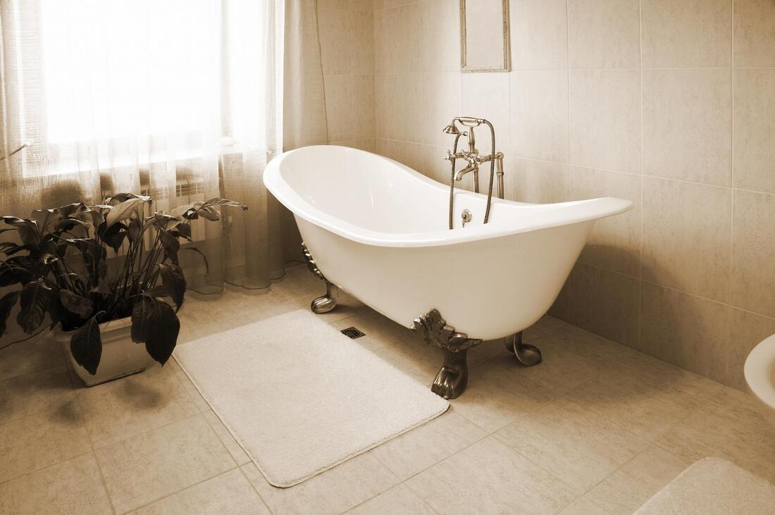 small but simply fancy bathtub