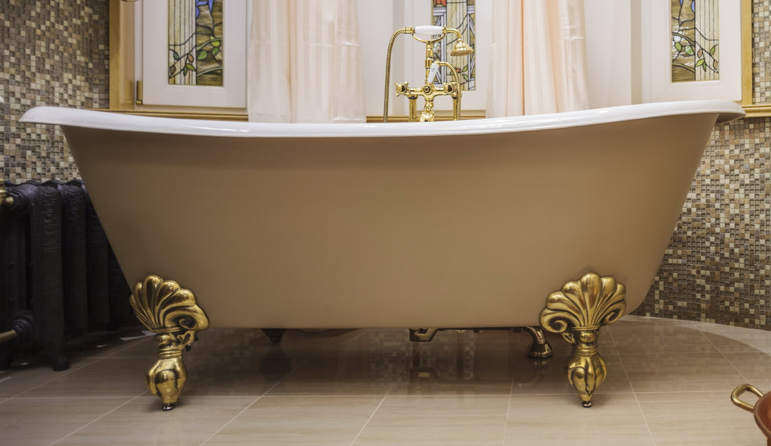fancy white free-standing bathtub